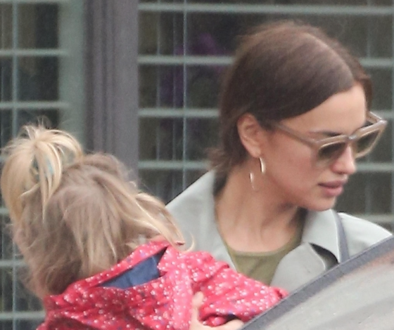 Семейные выходные: новый выход Ирины Шейк с дочкой