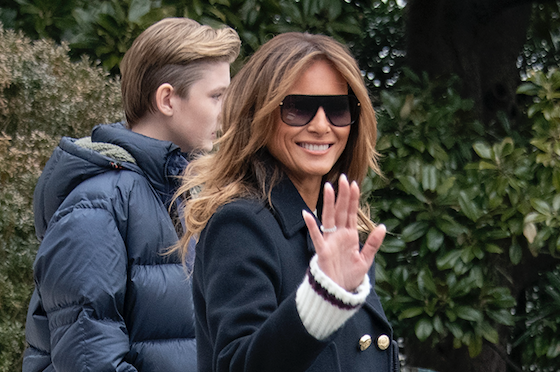 Новый выход Дональда и Мелании Трамп. Первая леди в кедах!