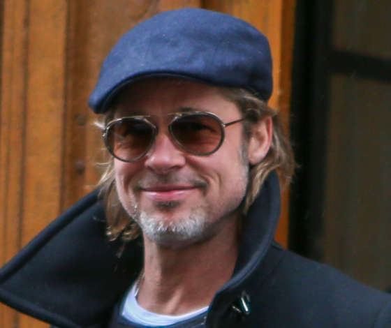 Ну как с таким можно было развестись? Красавчик Брэд Питт в Париже