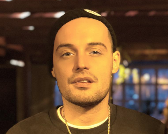 Личный самолет и девушки-модели: Гуф летит на концерт