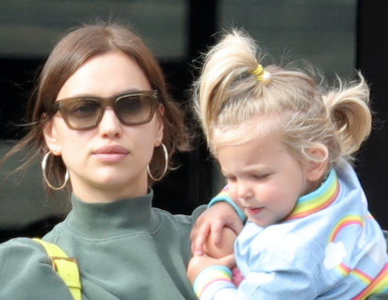 Она идеальна! Ирина Шейк в мини-шортах на прогулке с дочкой