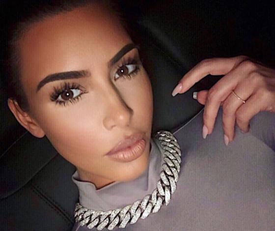 Затмила сестру! Новый выход Ким Кардашьян в Малибу