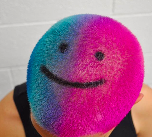 Трешачок от Марины: смайлик на затылке, логотип Chanel на веках и укладка с презервативами