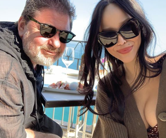 Горячо! Новая жена Александра Цекало позирует топлес