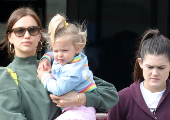 Ирина Шейк прогулялась в мини-шортах. Но все внимание приковано не к ней!