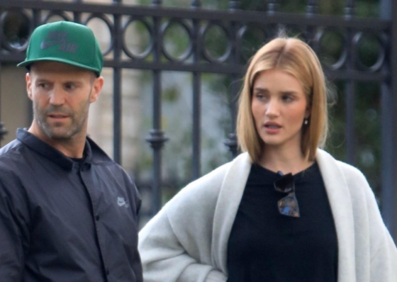 Обожаем их! Роузи Хантингтон-Уайтли и Джейсон Стэтхем на прогулке с сыном