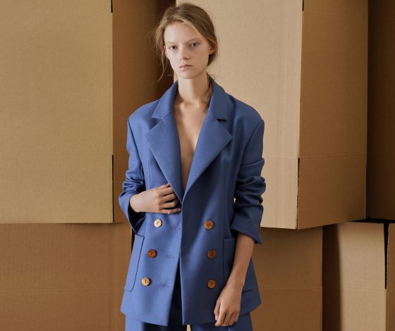 Брючные костюмы в офис и романтичные платья для прогулки в новом лукбуке Vika Gazinskaya