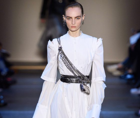 Неделя моды в Париже: Адут Акеч, идеальные серьги и весь показ Alexander McQueen здесь!