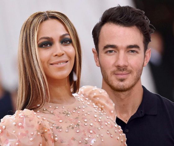 Кевин Джонас в такой же рубашке как у… Бейонсе! Кому идет больше?