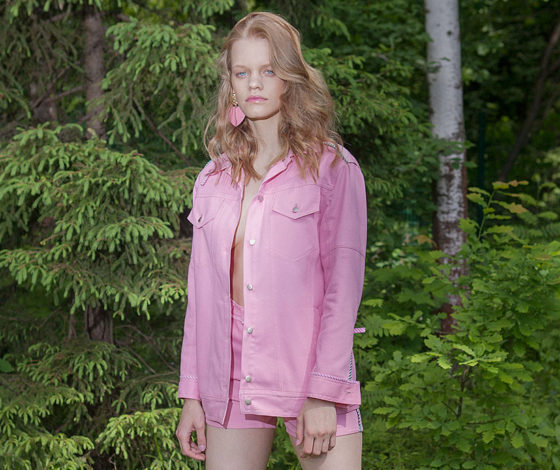 Он должен быть у тебя в гардеробе! Идеальный розовый костюм с шортами