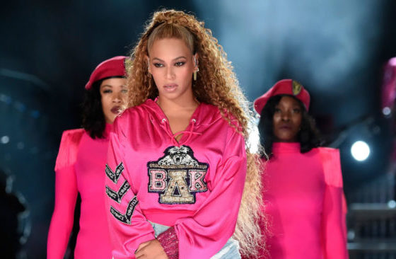 Кто больше заработал за выступление на «Коачелле»: Ариана Гранде или Бейонсе?