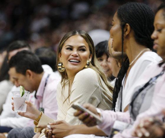 Крисси Тейген назвали «толстой». И она ответила!