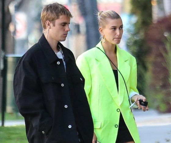 Сколько стоит неоновый пиджак Хейли Бибер?