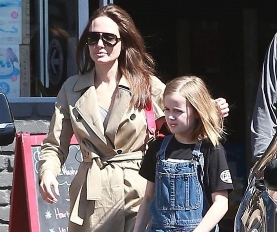 Что носить весной? Показывает Анджелина Джоли!