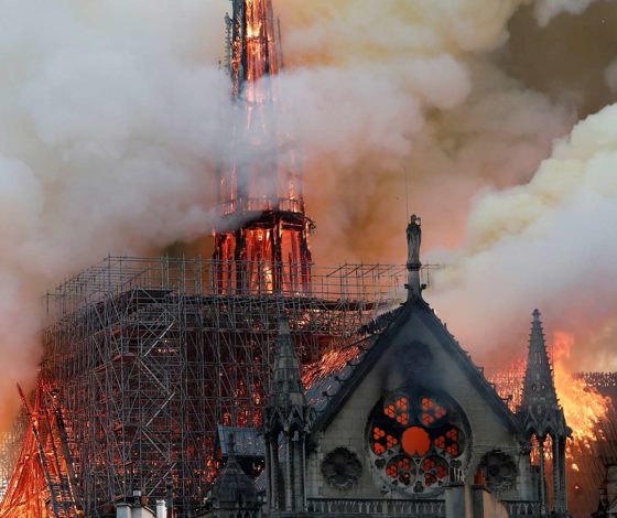 Шок. В Сети начали продавать угли из Нотр-Дам де Пари после пожара