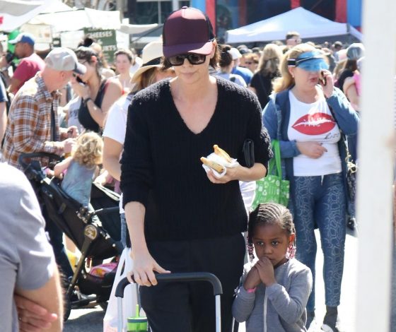 Шарлиз Терон сходила на шопинг с детьми. И сын актрисы снова… (ну, вы поняли)