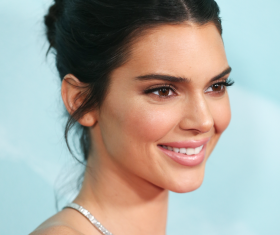 Бьюти-перемены: Кендалл Дженнер снова с челкой