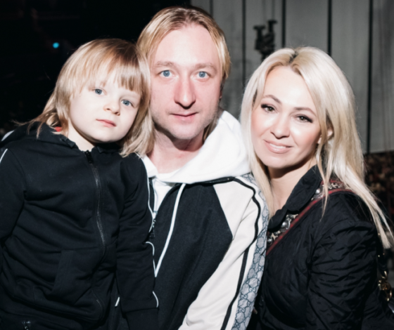 Яна Рудковская показала, чем ее сын занимается в самолетах