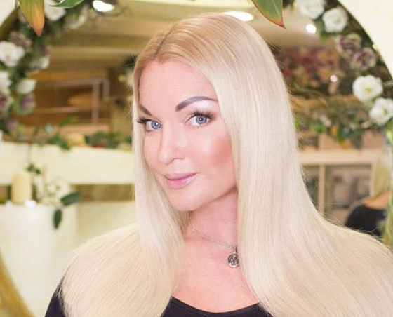 «Бриллиант пять карат за улыбку»: Анастасия Волочкова похвасталась подарком поклонника