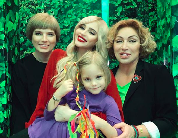 Алена Шишкова с мамой и дочкой Алисой, Симона Юнусова (Фото: @missalena.92)
