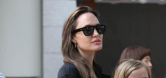 Первый выход свободной Джоли! Актриса на прогулке с дочкой