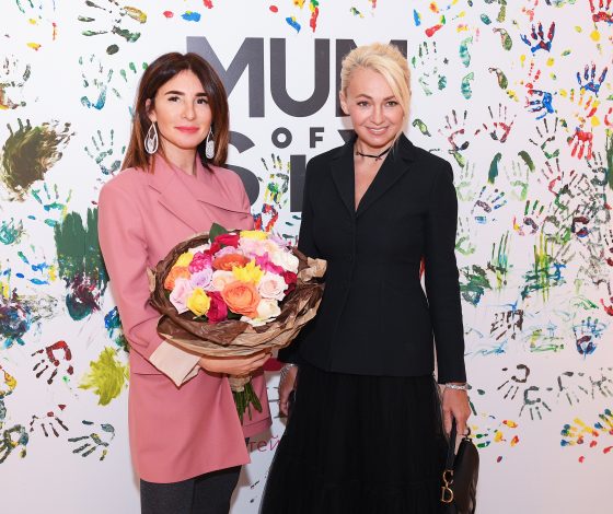 Анна Седокова, Яна Рудковская и Лаура Джугелия на показе Mum Of Six