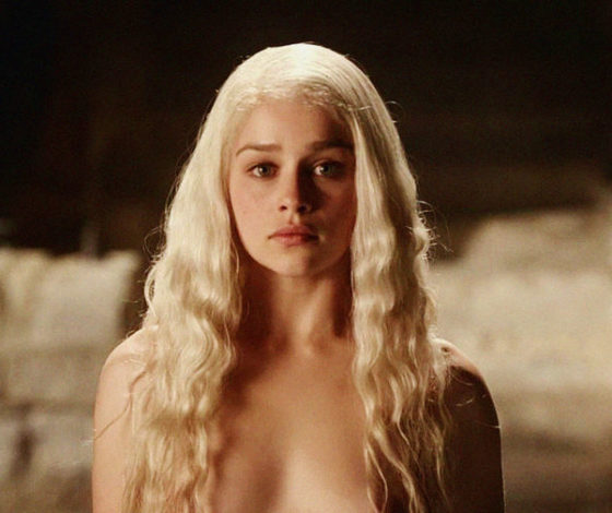 Неловко: брат Эмилии Кларк работает оператором. И он снимал ее постельные сцены в «Игре престолов»