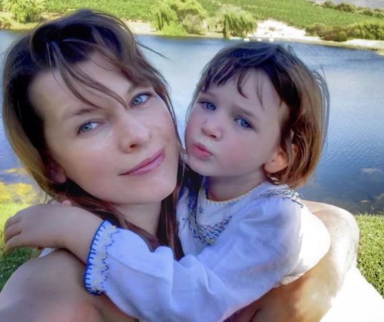 Как они выросли! Как сейчас выглядят дочки Милы Йовович?