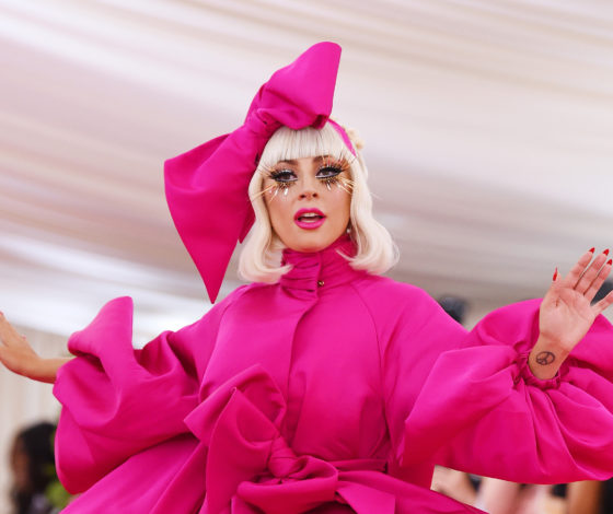 Шок дня: Леди Гага целуется с мужчиной...  и это не Брэдли Купер!