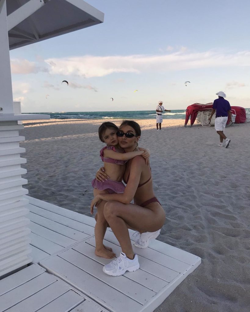 Модель Дарья Коновалова с дочкой Софи в Майами 