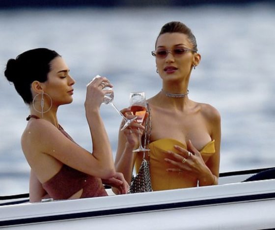 Красиво жить не запретишь: Кендалл Дженнер и Белла Хадид отдыхают на яхте после Каннского фестиваля