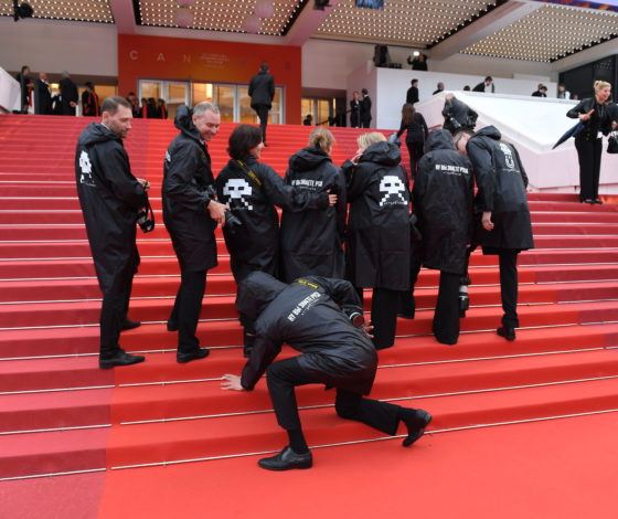 Этот дождевик на Каннском кинофестивале хотят ВСЕ! Откуда он?