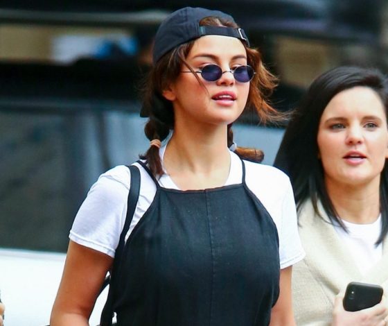 Отлично выглядит! Селена Гомес гуляет с подругой