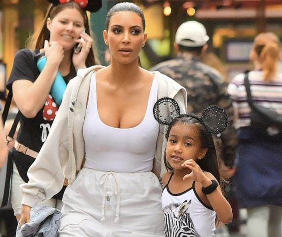 Ким Кардашьян с дочкой в Диснейленде. Звезда без белья!