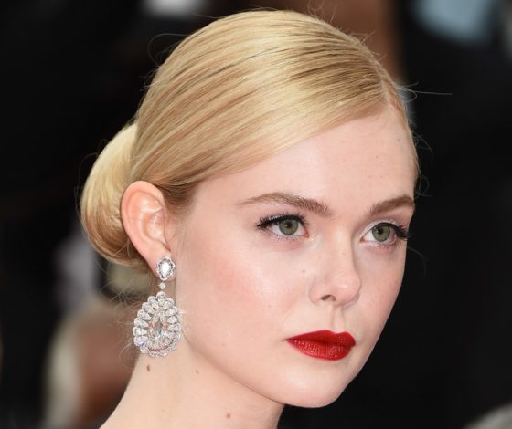 Леди в черном: Эль Фаннинг в платье с разрезом до бедра