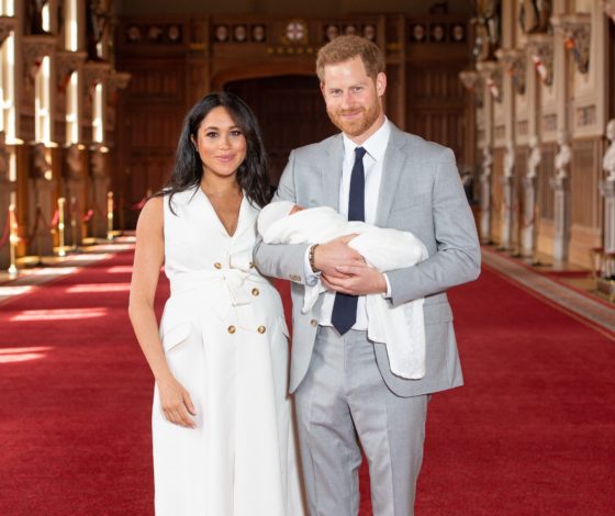 Весь в отца: в Сети появилось новое фото сына Меган и Гарри