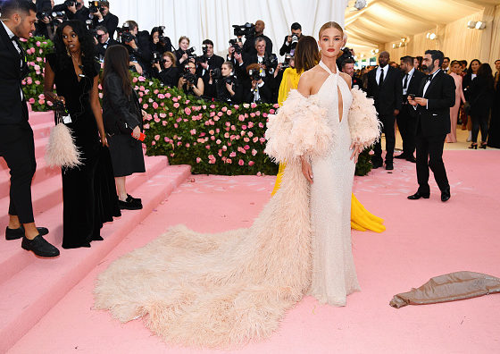 Божественно красивая Роузи Хантингтон-Уайтли на красной дорожке Met Gala