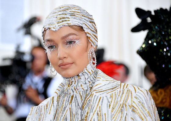 Очень странный наряд! Джиджи Хадид на Met Gala