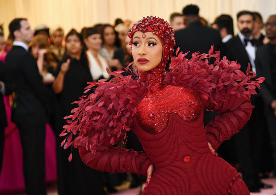 Ого! Что Анна Винтур на САМОМ ДЕЛЕ думает о наряде Карди Би на Met Gala?