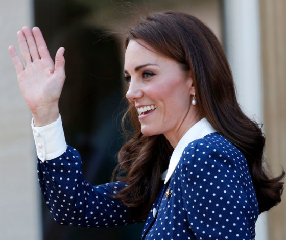 Почему Кейт Миддлтон никогда не снимает пластырь с пальца? Самые странные теории!