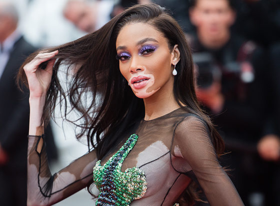 Яркие смоки, сияющие стрелки и красная помада: самые красивые бьюти-образы Каннского кинофестиваля