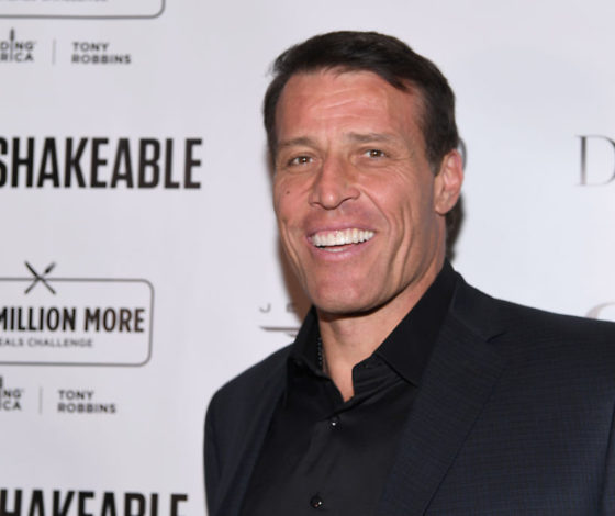 Шок дня: Тони Роббинса обвинили в домогательствах!