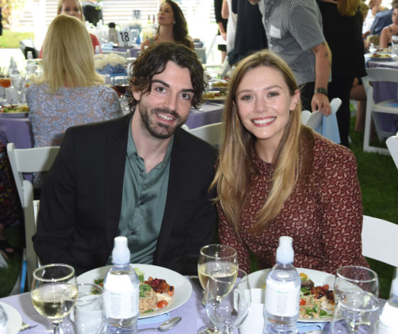 А где кольцо? Новый выход Элизабет Олсен с женихом!