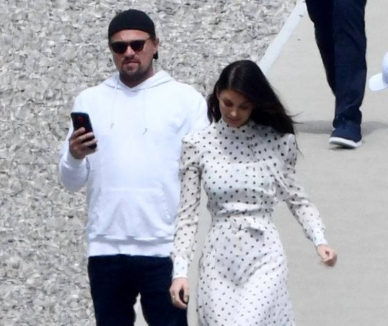 Нет, ну идеальный мужчина! Леонардо ДиКаприо фотографирует Камилу Морроне в Каннах