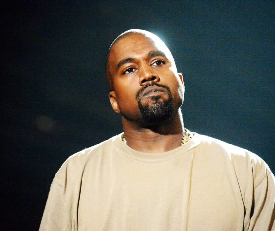 Шок дня: Канье Уэст сфотографировался с фанатом и… улыбнулся!