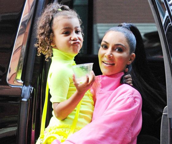 Это очень смешно: Норт Уэст переодела Ким в ковбоя и объясняет, как ей танцевать!