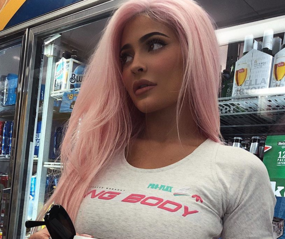 Лук дня: Кайли Дженнер с розовыми волосами в очень крутом спортивном костюме