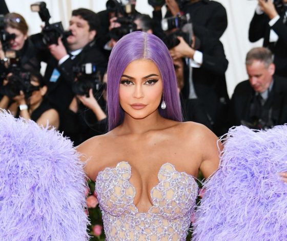 Кайли Дженнер вновь попалась на фотошопе!