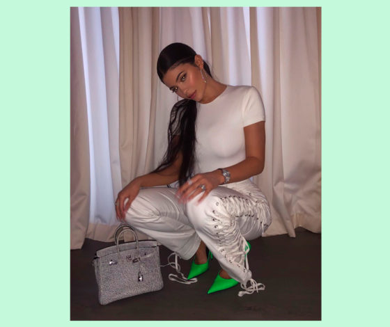 Сколько стоит: неоновые туфли Кайли Дженнер