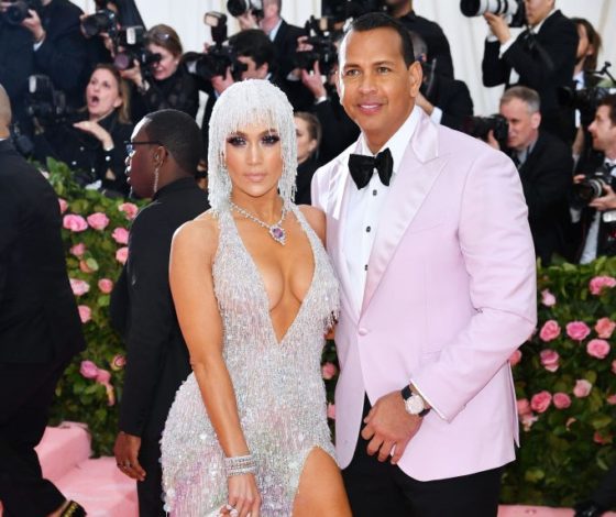 А вот и они! Дженнифер Лопес и Алекс Родригес на ковровой дорожке Met Gala